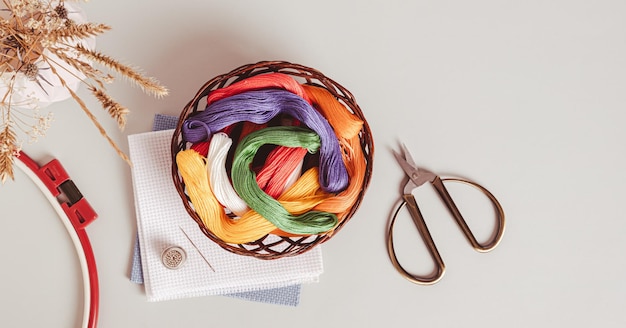 kolorowe nici i tamborek